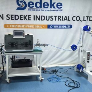 Neue Kabelschneide- und Abisoliermaschine von Sedeke.